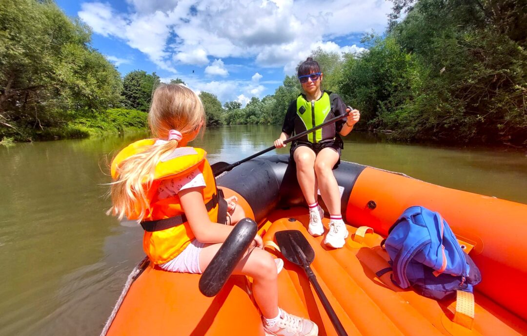 Rodzina na fali – czyli jak przetrwać z najbliższymi na jednym pontonie!